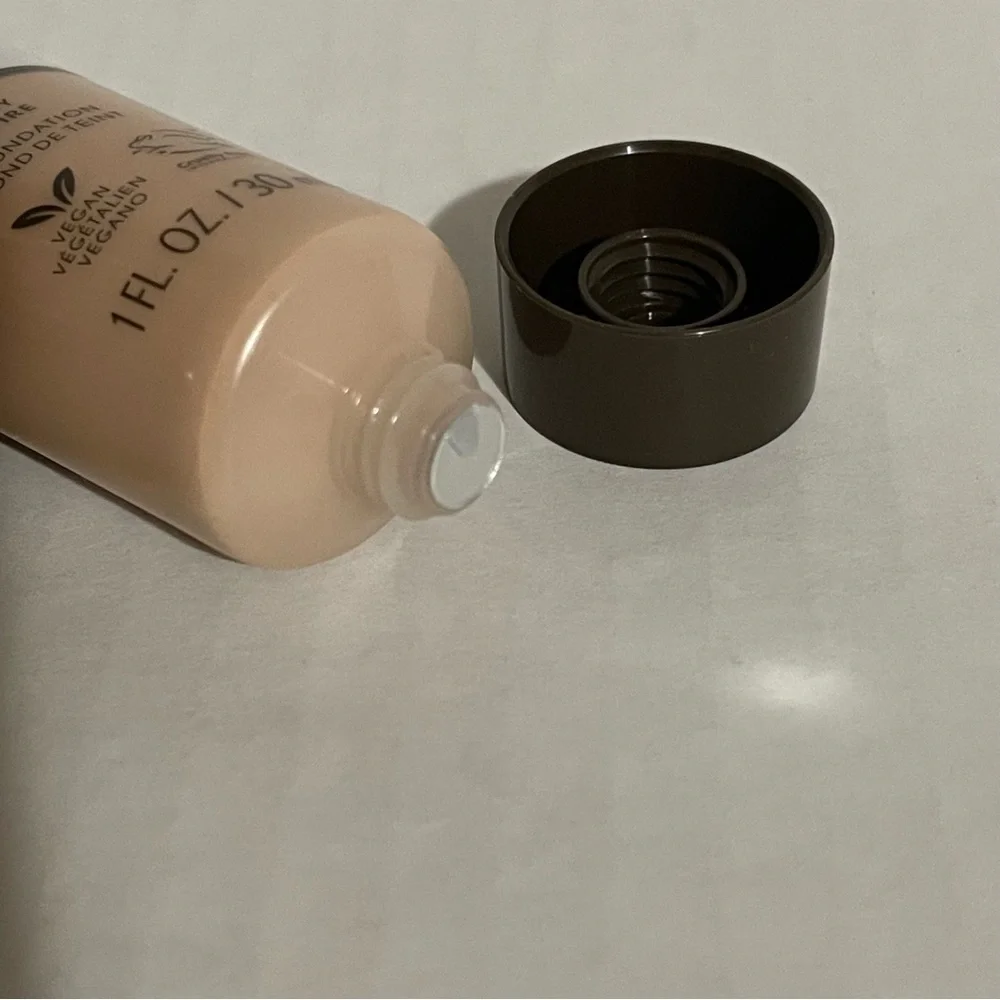 🌸$4🌸 Covergirl Ivory 105 Clean Invisible Foundation 30 mL/1 oz